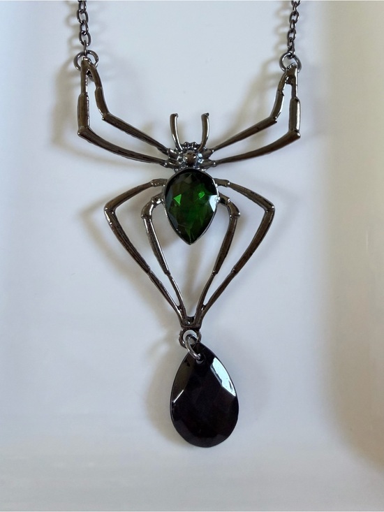 Jewelry - Green Gem Spider Pendant Necklace